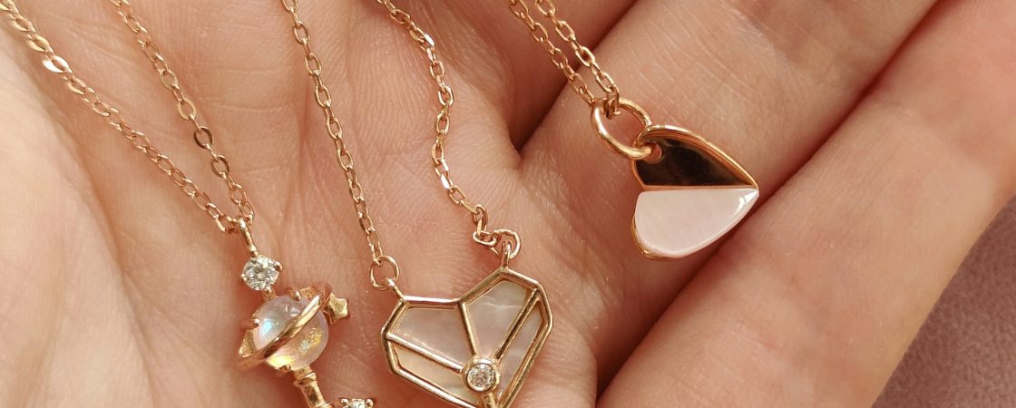Explorez la tendance des bijoux en or rose et découvrez pourquoi ils séduisent tant